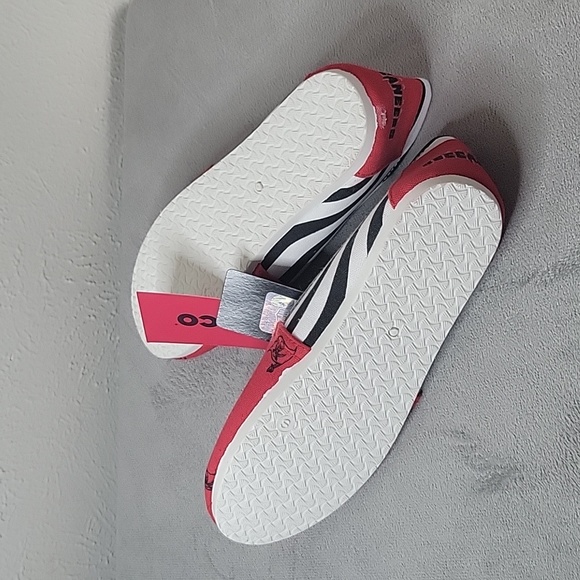 FOCO Women's Tampa Bay Buccanee Slip On Canvas Shoes - Picture 4 of 4